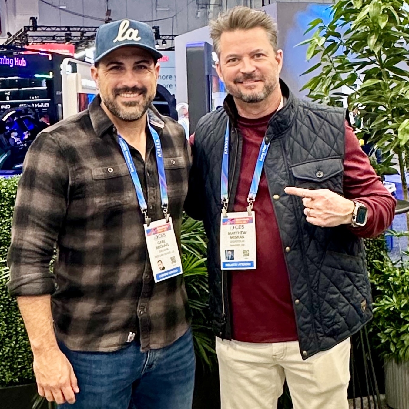 Matt Mishak con el cineasta de IA Gabe Michael en CES 2025