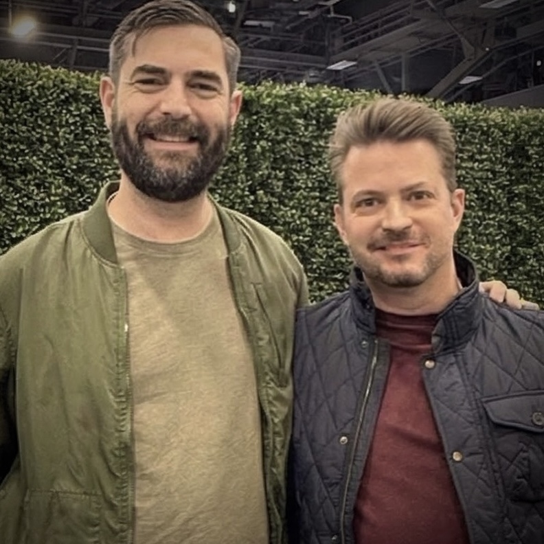 Matt Mishak con el YouTuber de IA Matt Wolfe