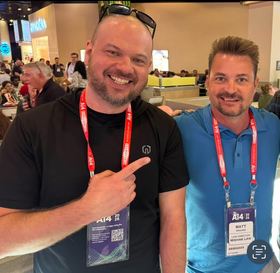 Matt Mishak con el YouTuber de IA Wes Roth en AI4 2025