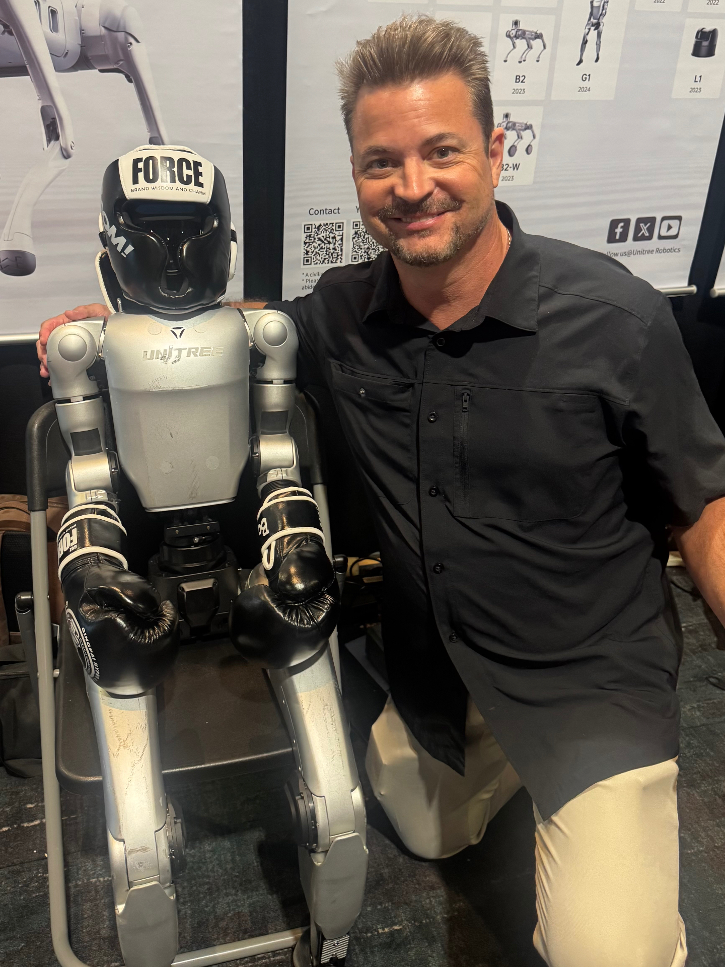 Matthew con Tecnología de Robótica IA